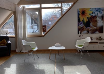 yogaraum mit blick auf sonnige fensterfront